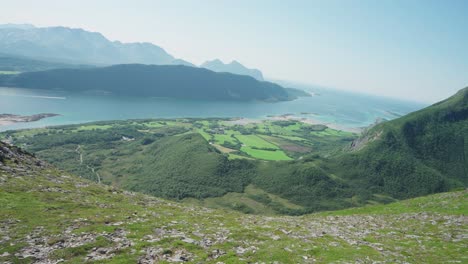 Schöne-Berglandschaft-Und-Nebliger-Meerblick-Von-Steigen-In-Norwegen---Luftaufnahme