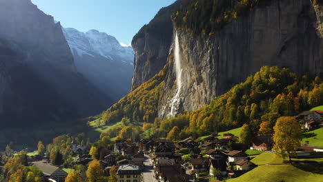 Revealing-drone-shot-of-Lauterbrunnen,-Switzerland-and-Staubbach-Waterfall