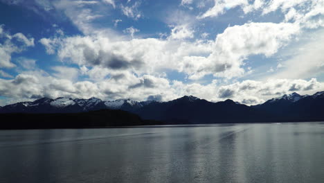Panorama-Sereno-Del-Lago-Manapouri,-Nueva-Zelanda-Desde-Un-Crucero