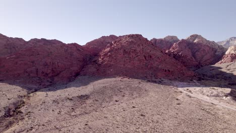 Vista-Aérea-A-Través-De-Roca-Roja-Nevada-Caliente-árido-Formación-Montañosa-Desierto-Rural-Desierto
