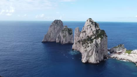 Vista-Icónica-De-Los-Acantilados-Faraglioni-En-La-Isla-De-Capri,-Vista-De-La-órbita-Aérea
