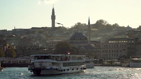 Schöner-Istanbuler-Blick-Vom-Boot-Auf-Den-Bosporus-Während-Der-Goldenen-Stunde