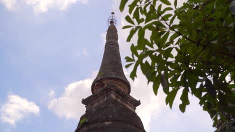 Filmische-Enthüllung-In-Zeitlupe-Der-Steinpagode-Im-Thailändischen-Tempel-Mit-Fliegendem-Vogel