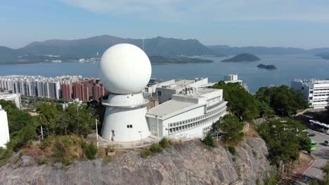 Radarkuppel-Der-Chinesischen-Universität-Von-Hongkong-Mit-Blick-Auf-Die-Bucht-Von-Hongkong,-Luftbild