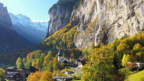 Tiro-De-Drone-Descendente-De-La-Iglesia-De-La-Cascada-De-Staubbach-En-Lauterbrunnen,-Oberland-Bernés,-Suiza