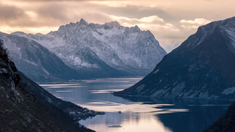 4k-Zeitraffer-Mit-Norwegischen-Bergen-Im-Hintergrund-In-Einer-üppigen-Arktischen-Winterlandschaft-Bei-Sonnenuntergang