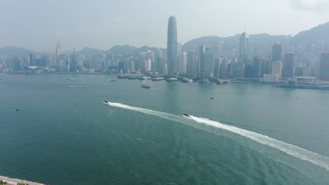 Hongkong-Küstenwachboote,-Die-über-Das-Offene-Buchtwasser-Brüllen,-Luftbild