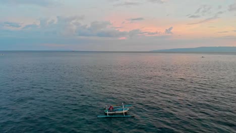 Sonnenuntergang-Fliegen-über-Altes-Bali-Fischerboot,-Meerblick
