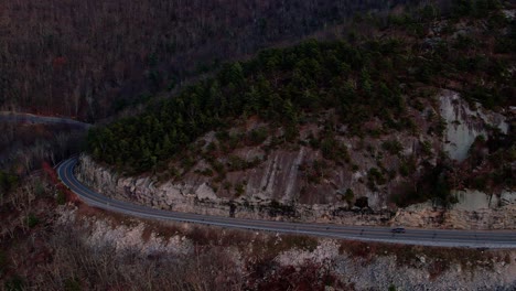 Luftdrohnenaufnahmen-Einer-Wunderschönen-Malerischen-Autobahn-In-Den-Appalachen-Im-Herbst-Herbst-Bei-Sonnenuntergang-Mit-Schönem-Licht