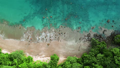 Luftbild-Von-Oben-Nach-Unten-Auf-Einen-Unberührten-Tropischen-Strand-Mit-Türkisfarbenem-Wasser-Und-Einem-Wald-In-Costa-Rica