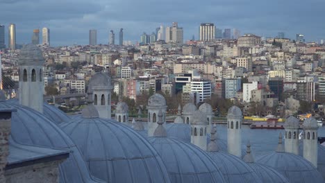 Istanbuler-Stadtbildansicht-Mit-Wolkenkratzern-Im-Hintergrund-Von-Der-Süleymaniye-moschee