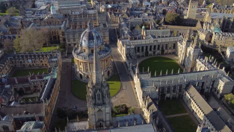 Sweeping-aerial-of-Radcliffe-Camera,-All-Souls-College-and-the-Church-of-St-Mary-the-Virgin-n-Oxford-England