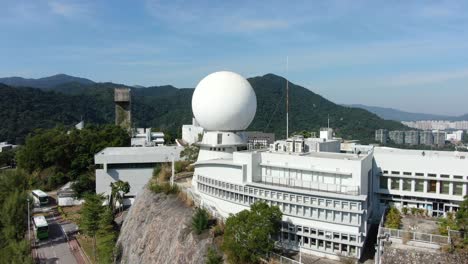 Radarkuppel-Der-Chinesischen-Universität-Von-Hongkong-Mit-Blick-Auf-Die-Bucht-Von-Hongkong,-Luftbild