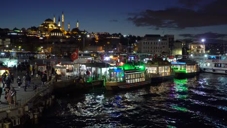 Überfülltes-Gebiet-In-Istanbul-Am-Abend-Mit-Schiffen-An-Der-Galata-Brücke