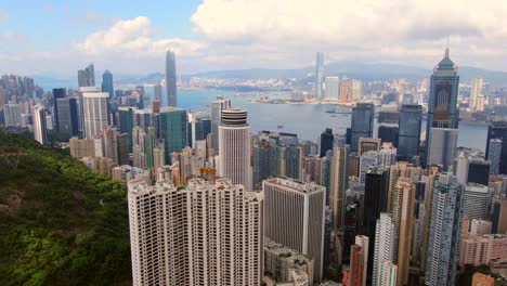 Skyline-Von-Hongkong-Und-Wolkenkratzer-Mit-Blick-Auf-Victoria-Bay-An-Einem-Schönen-Tag