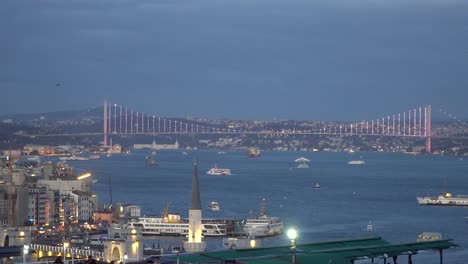 Dämmerungslandschaft-Der-Stadt-Istanbul-Mit-Der-Bosporusbrücke-Und-Den-Schiffen