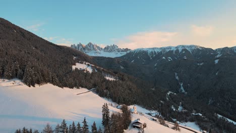 Luftdrohnenvideo-Der-Wunderschönen-Dolomiten-Bei-Sonnenuntergang-In-Südtirol