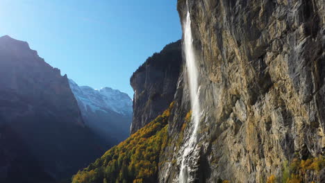 Aufschlussreiche-Filmische-Drohnenaufnahme-Des-Staubbach-Wasserfalls-In-Lauterbrunnen,-Schweiz