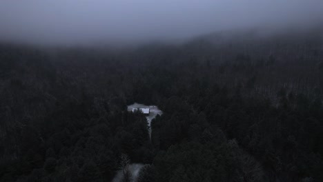 Luftdrohnenvideoaufnahmen-Eines-Wunderschönen-Verschneiten,-Nebligen-Abends-Mit-Niedrigen-Wolken-In-Den-Appalachen-Im-Winter