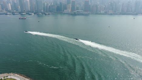 Hongkong-Küstenwachboote,-Die-über-Das-Offene-Buchtwasser-Brüllen,-Luftbild
