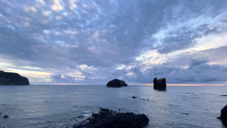 Cielo-Dramático-Con-Nubes-Y-Vista-Al-Mar-En-Mosteiros-En-Las-Azores