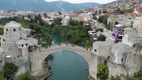 Puente-Viejo-De-Mostar-Bosnia-Y-Herzegovina-Vista-Aérea-De-Drones-En-Aumento