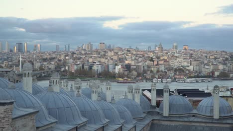 Hermosa-Vista-De-La-Ciudad-De-Estambul-Desde-La-Mezquita-Del-Casco-Antiguo-En-El-Cuerno-De-Oro