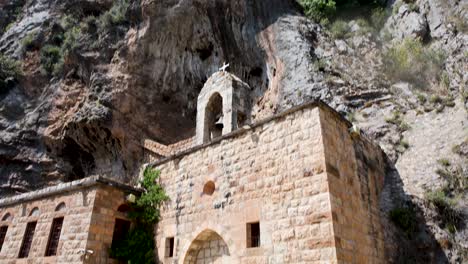 Edificio-De-La-Iglesia-En-La-Ladera-De-La-Montaña-En-El-Valle-De-Qannoubine,-Líbano