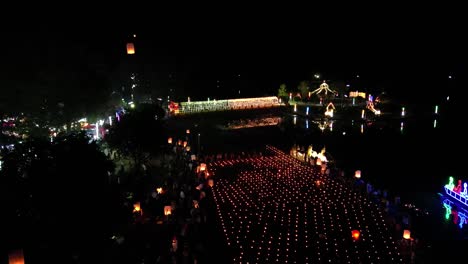 Hermosas-Linternas-Flotantes-Loy-Krathong-Lanzadas-Durante-El-Festival-En-Tailandia
