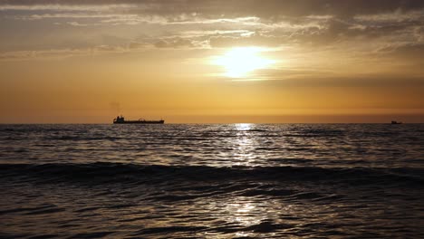 Libanon-Mittelmeerküste-Mit-Wunderschönem-Sonnenuntergang-Und-Bootssilhouette