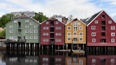 Antena:-Casas-Coloridas-Junto-Al-Río-Nidelva-En-Trondheim,-Noruega