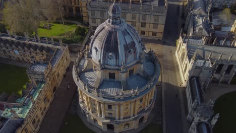 Birdseye-aerial-view-over-the-neo-classical-masterpiece-at-the-University-of-Oxford,-the-Radcliffe-Camera