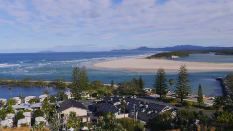 Wunderbarer-Strandblick-Auf-Die-Stadt-Port-Macquarie-In-New-South-Wales---Touristenziel-In-Australien---Hochwinkeliger-Weitschuss