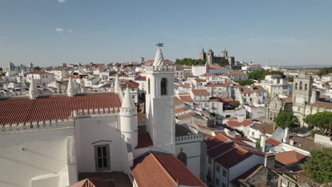 Umlaufender-Schuss-Des-Glockenturms,-St-Francis-Kirche,-Evora,-Portugal