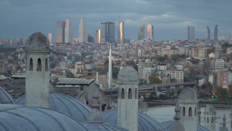 Nahaufnahme-Der-Alten-Türme-Einer-Moschee-In-Istanbul-Mit-Wolkenkratzern-Im-Hintergrund