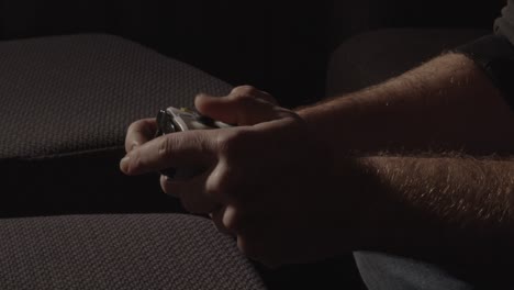 Weite-Sicht-Auf-Männliche-Hände,-Die-Wettbewerbsfähig-Auf-Einem-Videospiel-Controller-Spielen