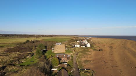 Luftaufnahmen-Hauskonvertierung-Vom-Martello-Turm-Kleine-Verteidigungsfestung-Schindelstraße-Suffolk-Großbritannien