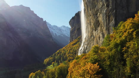 Dramatic-drone-shot-of-Staubbach-waterfall-in-Lauterbrunnen,-Switzerland