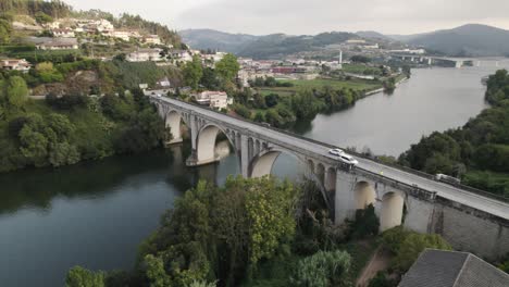 Movimiento-De-Paralaje-Aéreo,-Sobre-Puente-Panorámico,-Entre-os-rios,-Valle-Del-Duero---Portugal