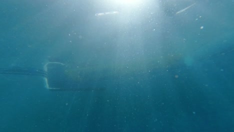 Unter-Wasser-Blick-Auf-Sonnenstrahlen,-Die-Im-Blauen-Poolwasser-Funkeln