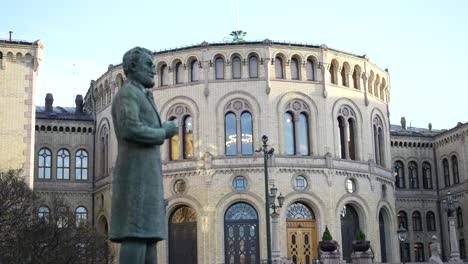 Statue-of-Johan-Sverdrup-outside-the-parliament-building-in-Oslo,-Norway