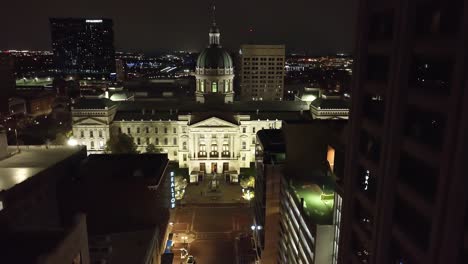 Indiana-State-Capitol-In-Der-Nacht-Hinunter-In-Richtung-Straße