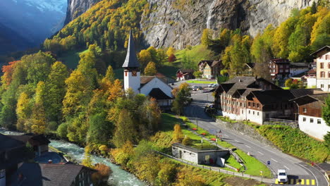 Disparo-Lento-Descendente-De-Drones-De-La-Iglesia-De-La-Cascada-Staubbach-En-Lauterbrunnen,-Oberland-Bernés,-Suiza
