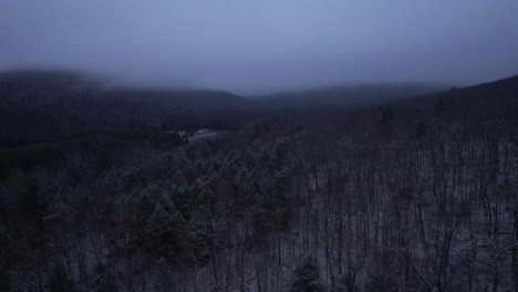 Luftdrohnenvideoaufnahmen-Eines-Wunderschönen-Verschneiten,-Nebligen-Abends-Mit-Niedrigen-Wolken-In-Den-Appalachen-Im-Winter