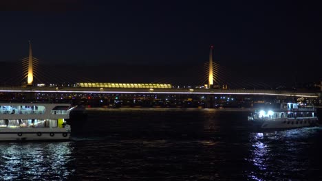 Beleuchtete-Sightseeing-Boote-Am-Bosporus-Vor-Der-Brücke-In-Istanbul