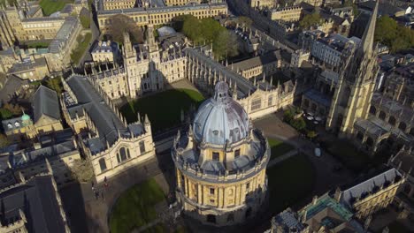 Radcliffe-Camera-and-All-Souls-College-at-the-University-of-Oxford,-Smooth-aerial-pullout