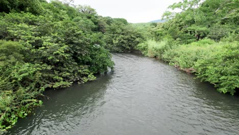 Kleiner-Fluss,-Der-An-Bewölkten-Tagen-Im-üppigen-Dschungel-In-Costa-Rica-Fließt