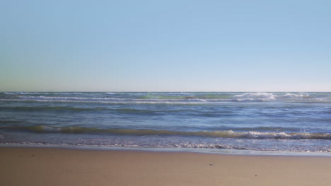 Meereswellen-Mit-Einem-Klaren-Blauen-Himmel-Am-Strand