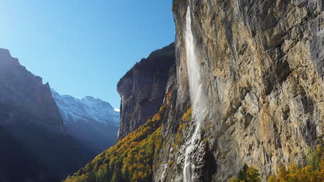 Filmische-Drohnenaufnahme-Des-Staubbachwasserfalls-In-Lauterbrunnen,-Schweiz,-Der-Sich-Langsam-Nach-Unten-Neigt