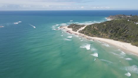 Playa-De-Cilindros-Con-Estructuras-Costeras-En-Point-Lookout,-North-Stradbroke,-Queensland,-Australia